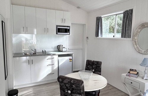 Strathalbyn Apartamento | Hamptons style, studio retreat with light continental breakfast included