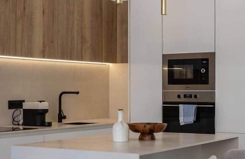 Trinitat Apartamento | Renewed tradition: In front of the river and downtown.