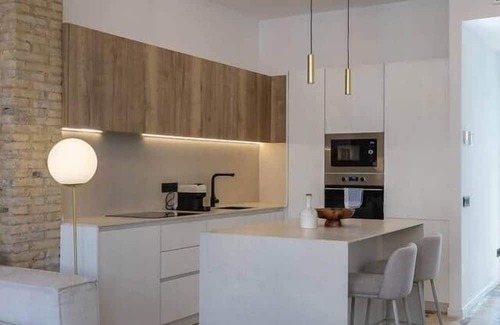 Trinitat Apartamento | Renewed tradition: In front of the river and downtown.