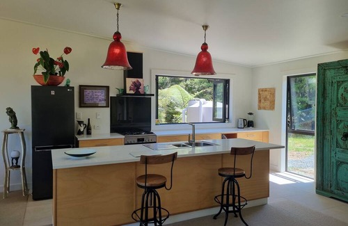 Coromandel Casa | Stylish-Peaceful-Tranquil-Spacious Couples Getaway. Pond/Stream/Fire/Internet