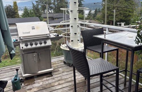 Burnaby Casa | Debbie's Cozy 1-Bedroom with Ocean Views & Hot Tub