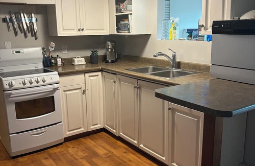 Burnaby Casa | Debbie's Cozy 1-Bedroom with Ocean Views & Hot Tub