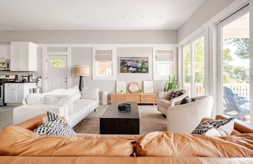 Hopatcong Casa | Stunning sun-drenched lakefront 4-bedroom house