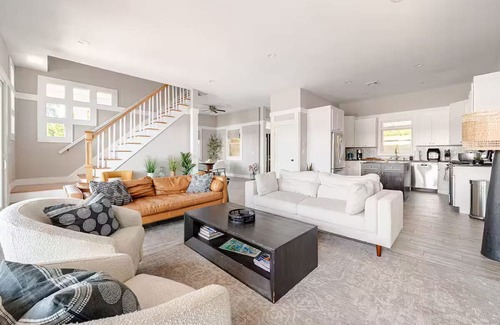 Hopatcong Casa | Stunning sun-drenched lakefront 4-bedroom house