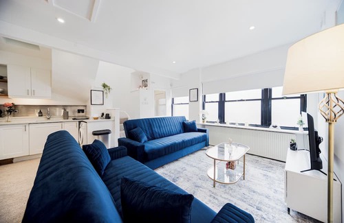 Kensal Green Casa | Cosy & Stylish 3 Bed House Near Shepherd’ Bush+ Central London | Wi-Fi | Parking