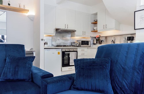 Kensal Green Casa | Cosy & Stylish 3 Bed House Near Shepherd’ Bush+ Central London | Wi-Fi | Parking