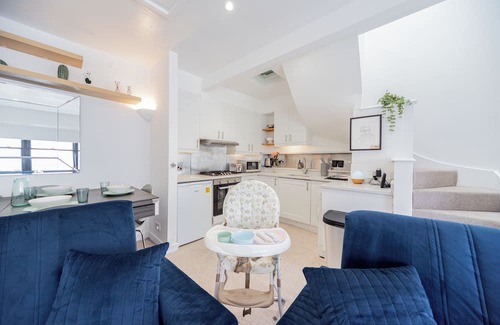 Kensal Green Casa | Cosy & Stylish 3 Bed House Near Shepherd’ Bush+ Central London | Wi-Fi | Parking