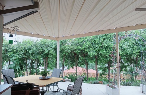 Collingwood Park Villa | Single bedroom in a villa, coffee breakfast, relax, tour, shop in great Malls.