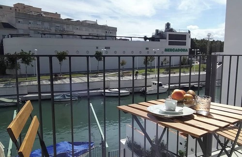 Grao de Gandia Casa | Casa con embarcadero, ideal para familias.