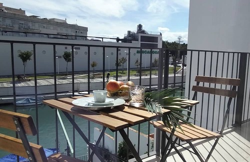Grao de Gandia Casa | Casa con embarcadero, ideal para familias.