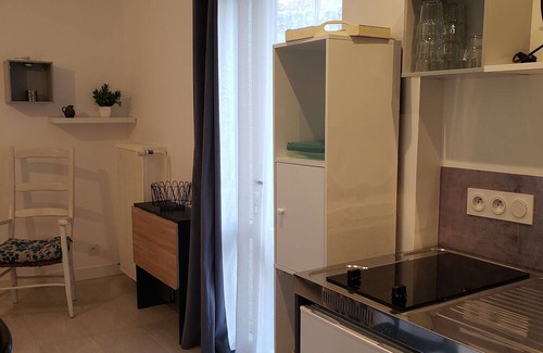 Chambery Cama Y Desayuno | Room with independent access and kitchenette