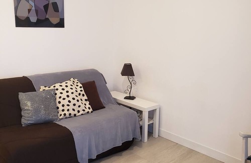 Chambery Cama Y Desayuno | Room with independent access and kitchenette