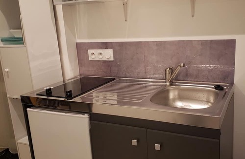 Chambery Cama Y Desayuno | Room with independent access and kitchenette