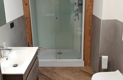 Isolaccia Apartamento | Apartment 'Appartamento Via Livigno' with Mountain View, Balcony and Wi-Fi