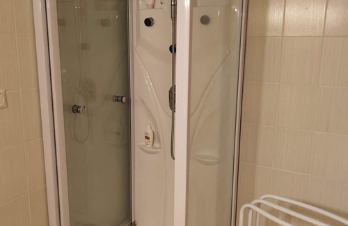 Bricquebec-en-Cotentin Apartamento | Loft with small kitchen. Suitable for students or people on the move