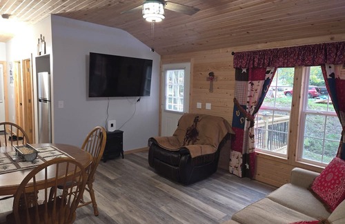 La Cygne Cabina | Enjoy our new cabin at Linn Valley Lakes Kansas. Gated community for safety.