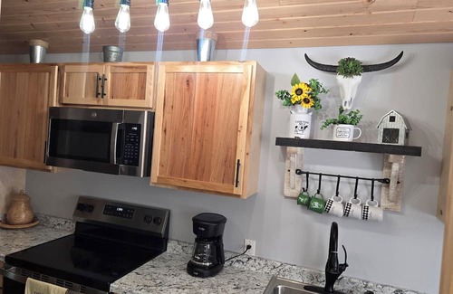La Cygne Cabina | Enjoy our new cabin at Linn Valley Lakes Kansas. Gated community for safety.
