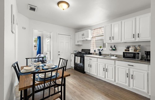 Weequahic Condominio | Fun Family getaway - NYC & NWK w/free parking