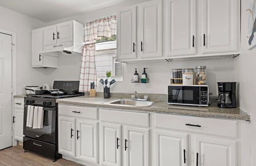 Weequahic Condominio | Fun Family getaway - NYC & NWK w/free parking