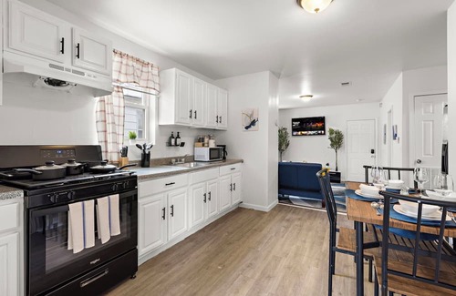 Weequahic Condominio | Fun Family getaway - NYC & NWK w/free parking