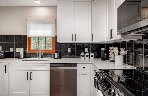 Maxwell Casa | Modernhome |King-Bed |FirePit |Sleeps 12| Large Groups