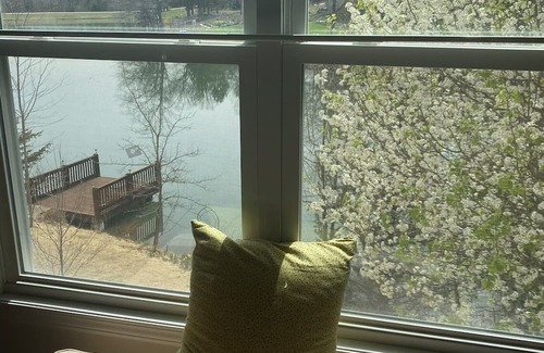 Bonne Terre Casa | Serene retreat with lake views. Long-term rental and family friendly.