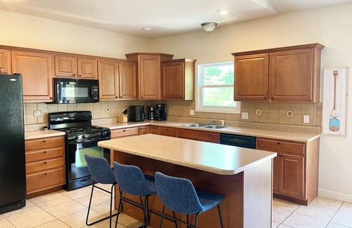 Bonne Terre Casa | Serene retreat with lake views. Long-term rental and family friendly.
