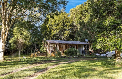 Pinbarren Cabaña | Shadowed by both Mt Cooroora and Pinbarren Mountain
