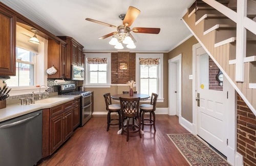Linville Otro | Tranquil 4-bedroom farmhouse in Linville with AC, WiFi. Enjoy the serenity