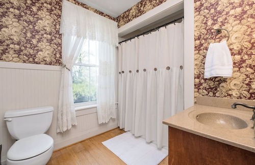 Linville Otro | Tranquil 4-bedroom farmhouse in Linville with AC, WiFi. Enjoy the serenity