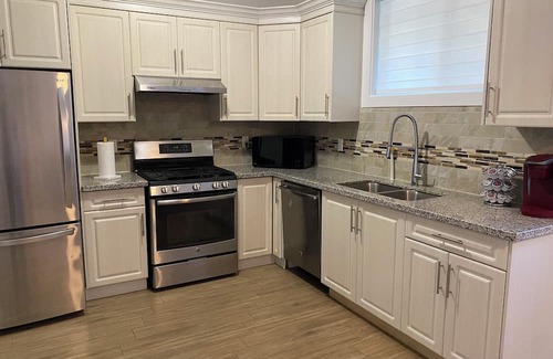East Newton North Casa | Spacious 3-bedroom Suite in fabulous Surrey Wi-Fi, EV Charging, Basketball Court