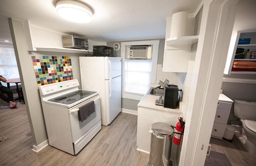 Lake Eola Heights Cabaña | Charming DT Orlando cottage in brilliant location w/ fast WiFi, AC, Pet Friendly
