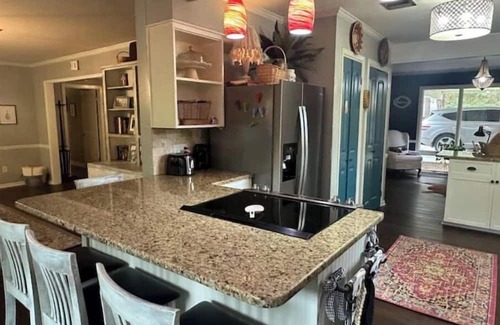 Laurel Casa | The Parker House-Stylish 3 Bedroom 2.5 miles to Downtown Laurel