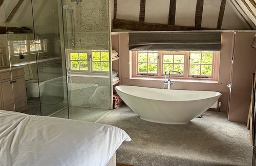 Bishop's Stortford Otro | Charming 500-Year-Old Farmhouse - Modern Comforts