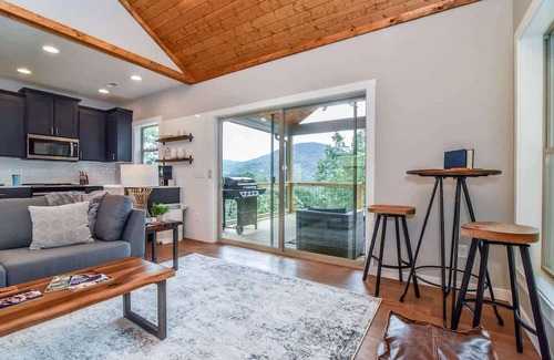 Fairview Casa | Asheville Mountain Retreat with Incredible Views!