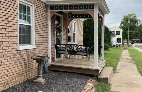 Hillsboro Casa | Spacious modernized historic home located in downtown Hillsboro.