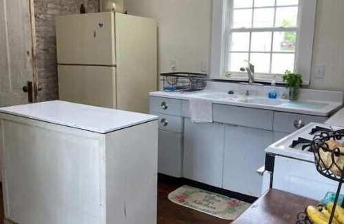 Hillsboro Casa | Spacious modernized historic home located in downtown Hillsboro.