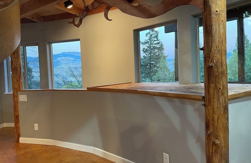 Skidmore Academy Historic District Casa | Monthly Rental Circular House blocks to Downtown & Oregon Shakespeare Festival