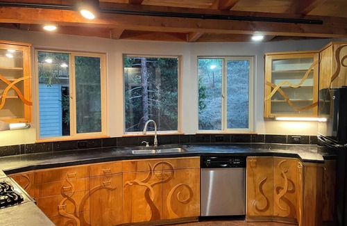 Skidmore Academy Historic District Casa | Monthly Rental Circular House blocks to Downtown & Oregon Shakespeare Festival