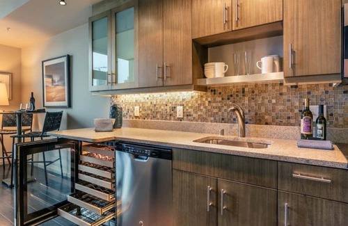 Belltown Condominio | Modern Luxury Living: 2BR Condo at Via 6
