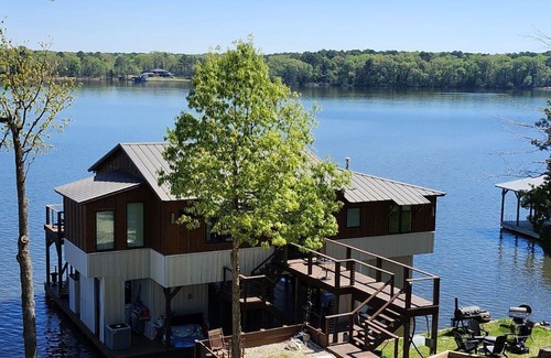 Tyler Alquiler De Eote | Incredible boathouse built on top of the beautiful Lake Tyler!