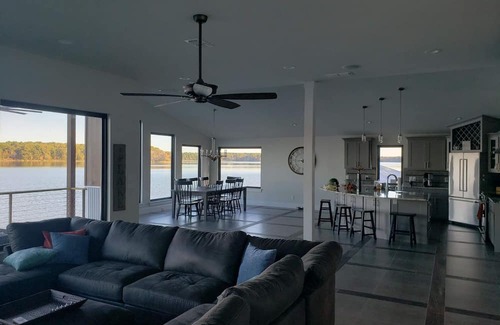 Tyler Alquiler De Eote | Incredible boathouse built on top of the beautiful Lake Tyler!