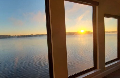 Tyler Alquiler De Eote | Incredible boathouse built on top of the beautiful Lake Tyler!