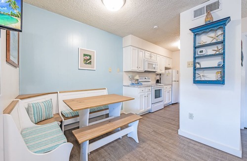 Port Aransas Condominio | Roomy 1 BDRM Large Pool w/ a Private Courtyard and a 5 Min Walk to the Beach