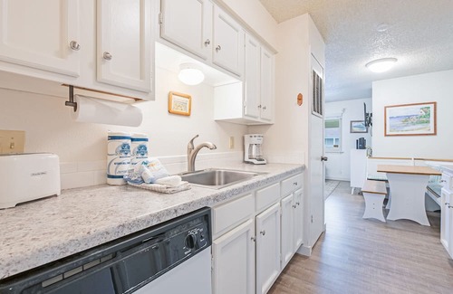 Port Aransas Condominio | Roomy 1 BDRM Large Pool w/ a Private Courtyard and a 5 Min Walk to the Beach