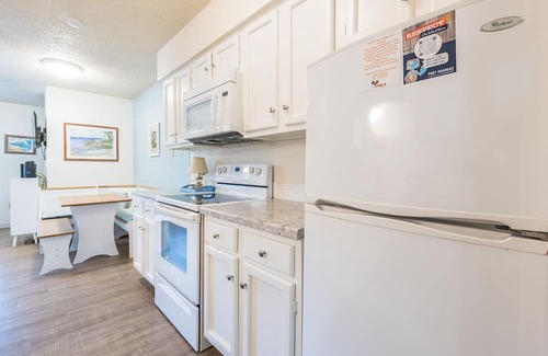 Port Aransas Condominio | Roomy 1 BDRM Large Pool w/ a Private Courtyard and a 5 Min Walk to the Beach