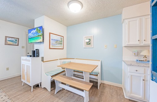 Port Aransas Condominio | Roomy 1 BDRM Large Pool w/ a Private Courtyard and a 5 Min Walk to the Beach