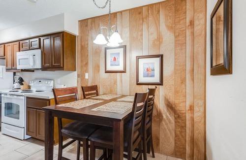 Port Aransas Condominio | Roomy 1 BDRM Large Pool w/ a Private Courtyard and a 5 Min Walk to the Beach