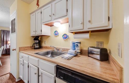 Port Aransas Condominio | Roomy 1 BDRM Large Pool w/ a Private Courtyard and a 5 Min Walk to the Beach