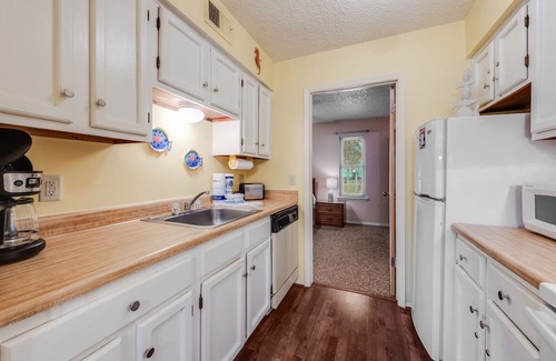 Port Aransas Condominio | Roomy 1 BDRM Large Pool w/ a Private Courtyard and a 5 Min Walk to the Beach